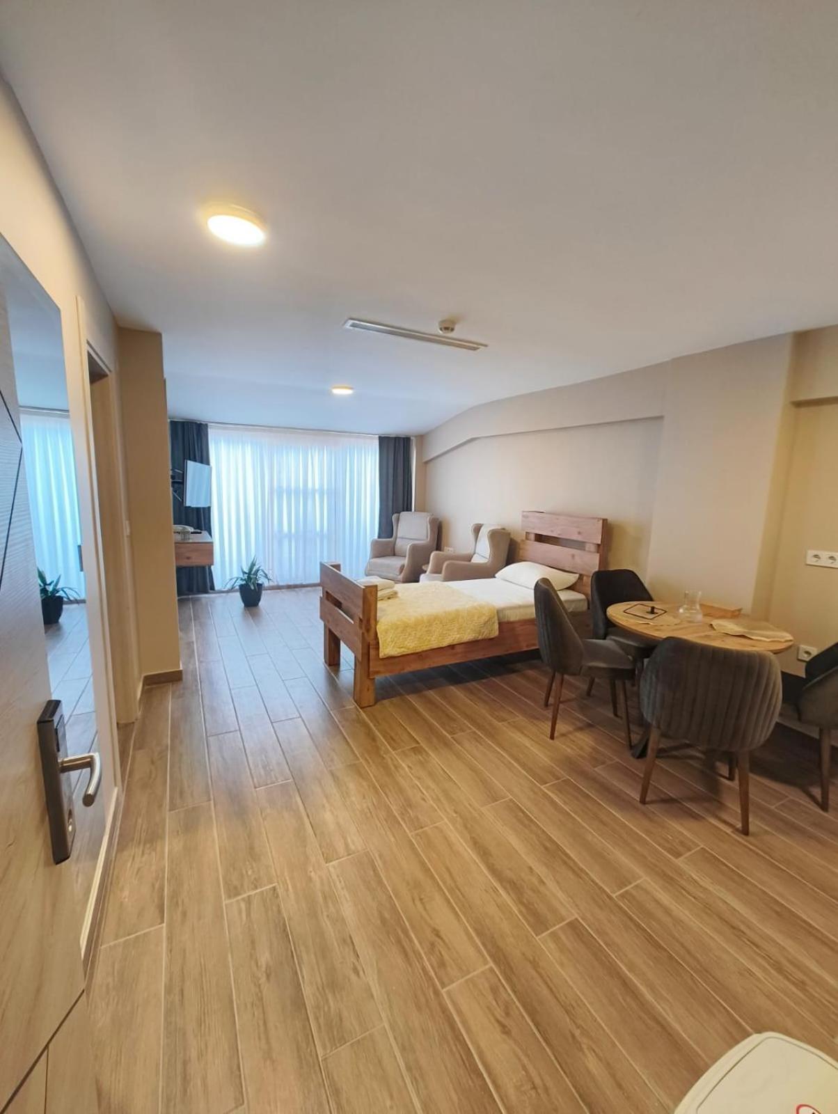 Majestik Hotel Istanbul Bagian luar foto